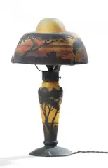 Kleine Tischleuchte mit Abendlandschaft by Cristallerie Daum, Farbloses Glas mit gelben und orangeroten Pulvereinschmelzungen, sold May 2014