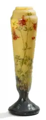 GROßE VASE MIT AKELEIDEKOR by Cristallerie Daum, Farbloses Glas mit gelben und violetten Pulvereinschmelzungen, sold May 2014