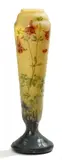 Cristallerie Daum, GROßE VASE MIT AKELEIDEKOR, Farbloses Glas mit gelben und violetten Pulvereinschmelzungen