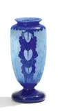 Verreries Schneider, Balustervase 'Myrtilles', Farbloses Glas mit milchig weißen und blauen Pulvereinschmelzungen