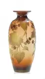 Émile Gallé, Vase mit Weinlaub, Farbloses Glas, milchig weiß und orange hinterfangen