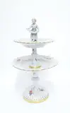 Meissen, Étagère mit Blumenmädchen, Porzellan, farbig und gold staffiert