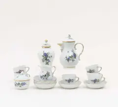 Mokkaservice mit Blumen- und Vogeldekor by Meissen, Porzellan, farbig und gold gefasst, sold Jun 2014