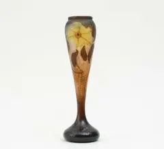 GROßE VASE MIT LEICHT IRISIERENDEM BLUMENDEKOR by Cristallerie Daum, Farbloses Glas, milchig und rosa hinterfangen, sold Jun 2014