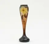 Cristallerie Daum, GROßE VASE MIT LEICHT IRISIERENDEM BLUMENDEKOR, Farbloses Glas, milchig und rosa hinterfangen