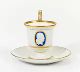 Meissen, Tasse mit Reliefporträt Schillers und Untertasse, Porzellan, blau und gold staffiert