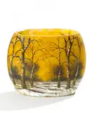 Cristallerie Daum, Kleine Ovale Vase mit Winterlandschaft, Farbloses Glas, flockig hellgelb und orange hinterfangen