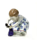 Meissen, Mädchen mit Puppe, Porzellan, farbig staffiert