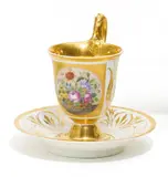 Kpm, Gefußte Tasse mit Blumendekor und Untertasse, Porzellan, farbig und gold dekoriert