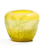 Vase mit Farndekor by Émile Gallé, Farbloses Glas, milchig weiß und gelb hinterfangen, sold Nov 2014