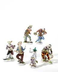 Meissen, Sechs Harlekine aus der Commedia dell'Arte, Porzellan, farbig und gold staffiert