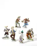 Meissen, Sechs Harlekine aus der Commedia dell'Arte, Porzellan, farbig und gold staffiert