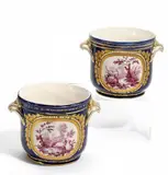 Sèvres, Paar kleine Cachepots mit ländlichen Szenen, Porzellan, blau, purpurn und gold staffiert