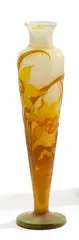 Große Vase mit Osterglocken by Émile Gallé, Farbloses Glas, milchig weiß und gelb hinterfangen, sold May 2015