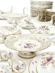 Meissen, Aus einem großen Speiseservice mit reichem Blumendekor und Insekten