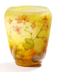 Cristallerie Daum, Vase mit floralem Dekor, Farbloses Glas mit gelben und orangefarbenen Pulvereinschmelzungen