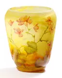 Vase mit floralem Dekor by Cristallerie Daum, Farbloses Glas mit gelben und orangefarbenen Pulvereinschmelzungen, sold Nov 2015