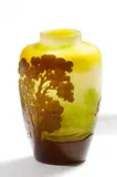 Kleine Vase mit Seenlandschaft by Émile Gallé, Farbloses Glas, milchig weiß, hellgrün und gelb hinterfangen, sold Nov 2015