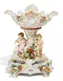 Tafelaufsatz mit Putten by Meissen, Porzellan, farbig und gold staffiert, sold Nov 2015