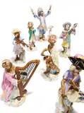 7 Figuren aus der Affenkapelle und ein Notenpult by Meissen, Porzellan, farbig und gold staffiert, sold Nov 2015