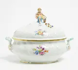 Terrine Mädchen mit Blauem Tuch und Streublumendekor by Meissen, Porzellan, farbig und gold staffiert, sold Jan 2016