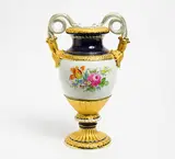 Schlangenhenkelvase mit Blumendekor by Meissen, Porzellan, farbig und gold staffiert, sold Jan 2016