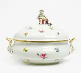 Terrine Mädchen mit Rotem Tuch und Streublumendekor by Meissen, Porzellan, farbig und gold staffiert, sold Jan 2016