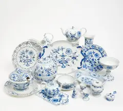 Meissen, Diverse Teile aus Einem Service Zwiebelmuster, Porzellan, blaues Unterglasurdekor