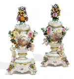 Paar Potpourrivasen mit Watteauszenen auf Sockel by Meissen, Porzellan, farbig und gold staffiert, sold Nov 2015