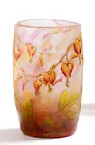 Kleine Vase mit 'Tränenden Herzen' by Cristallerie Daum, Farbloses Glas, mit milchig weißen und rosafarbenen Pulvereinschlüssen, sold Nov 2015