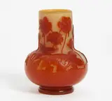 Kleine Vase mit Floralem Dekor by Émile Gallé, Farbloses Glas, milchig weiß und gelb hinterfangen, sold Jan 2016