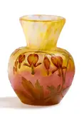 Kleine Vase mit 'Tränenden Herzen' by Cristallerie Daum, Farbloses Glas, mit milchig weißen, rosafarbenen und gelben Pulvereinschlüssen, sold Nov 2015