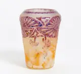 Verreries Schneider, Vase mit Stilisiertem Blumenfries, Farbloses Glas mit milchig weißen, orangefarbenen und gelben Pulvereinschmelzungen