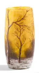 Cristallerie Daum, Kleine Vase mit Winterlandschaft, Farbloses Glas, mit gelben und orangefarbenen Pulvereinschlüssen