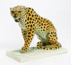 Schwarzburger Werkstätten, Sitzender Leopard, Porzellan, farbiges Dekor