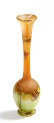 Cristallerie Daum, Miniaturvase mit Tulpen, Farbloses Glas, mit milchig weißen, rosa- und orangefarbenen Pulvereinschmelzungen