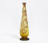 Kleine Vase mit Wisteria-Dekor by Émile Gallé, Farbloses Glas, gelb hinterfangen, sold Jan 2016