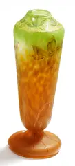 Cristallerie Daum, Kleine Keulenvase mit Blütendekor, Farbloses Glas mit orangefarbenen und grünen Pulvereinschmelzungen