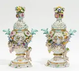 Zwei Kleine Potpourrivasen mit Putten by Meissen, Porzellan, farbig und gold staffiert, sold Jan 2017