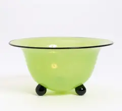 GROßE SCHALE AUF KUGELFÜßEN by Loetz Witwe, Hellgrünes Glas, schwarze Mündung und Füße, sold Jan 2016
