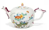 Teekanne mit Kakiemondekor by Meissen, Porzellan, farbig staffiert, sold May 2016