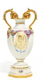 Kpm, Schlangenhenkelvase mit Porträts, Porzellan, farbig und gold staffiert