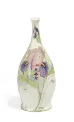 Rozenburg, Kleine Balustervase mit Violetten Irisblüten, 1903, Eierschalenporzellan mit polychromem Dekor