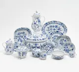 71 Teile aus Einem Service Zwiebelmuster by Meissen, Porzellan, blaues Unterglasurdekor, sold Jan 2017