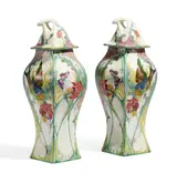 Amphora, Paar Prächtige Deckelvasen mit Vögeln und Blüten des Tulpenbaums