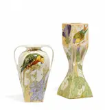 Rozenburg, Vierkantvase mit Vogel und Malven & Henkelvase mit Papagei und Stiefmütterchen, 1907, Eierschalenporzellan mit polychromem Dekor