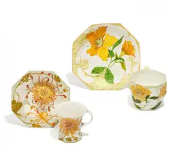 Rozenburg, Mokkatasse und Unterteller mit Orange-Gelben Chrysanthemen & Teetasse und Unterteller mit Gelben Azaleen, Einmal 1904, Eierschalenporzellan mit polychromem Dekor