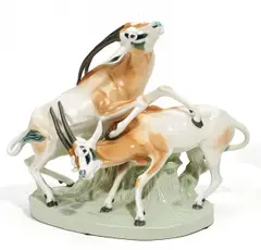 Säbelantilopen, kämpfend by Meissen, Porzellan, farbiges Dekor, sold Nov 2016