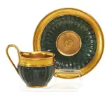 Kpm, Tasse mit Untertasse 'Serpentin', Porzellan, serpentinfarben, rot und gold staffiert