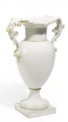 Monumentale Vase mit Narzissenzier by Kpm, Porzellan, farbig und gold staffiert, sold Nov 2016